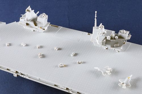 Trumpeter 1:700 - HMS Queen Elizabeth Aircraft Carrier (06751)