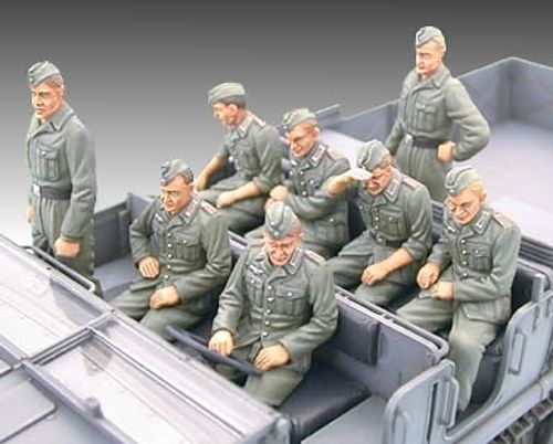 Tamiya 1:35 - German 18-Ton Heavy Half-Track FAMO (35239)