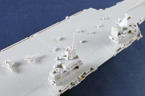 Trumpeter 1:700 - HMS Queen Elizabeth Aircraft Carrier (06751)
